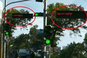 Cinta ditolak gebetan, pria ini curhat di lampu lalu lintas jalan