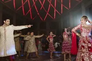 5 Seleb ini hadiahi pasangannya dengan lagu spesial & romantis