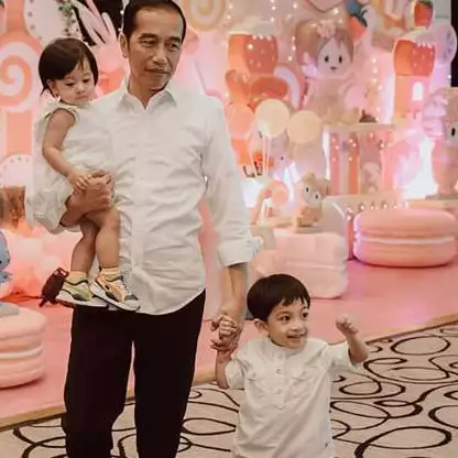 Jokowi foto bareng keluarga, posisi duduk Jan Ethes bikin gagal fokus