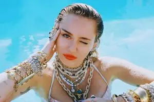 5 Kontroversi Miley Cyrus, dari aksi vulgar hingga panseksual
