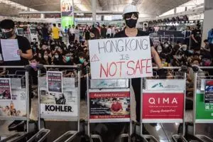 7 Potret demonstrasi di Hong Kong, 5.000 orang serbu bandara