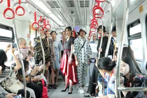 Bukan di panggung catwalk, fashion show ini digelar di LRT