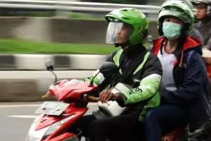 Jemput penumpang, motor pengemudi ojek online ini bikin kaget