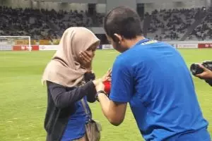 Pria ini lamar kekasihnya di tengah laga sepak bola Liga Indonesia