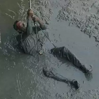 Pria ini terjun dari jembatan selamatkan meteran, alasannya haru