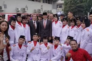 Momen Sandiaga Uno jadi pengibar Merah Putih, curi perhatian