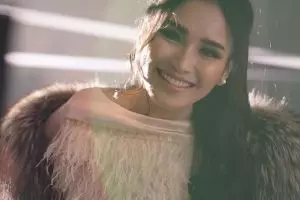 Momen Ayu Ting Ting joget bareng warga di acara 17-an kampung