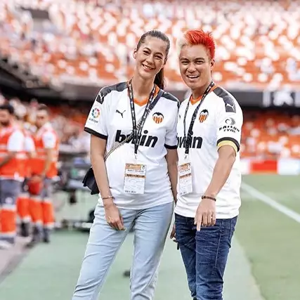 9 Momen babymoon Baim Wong &amp; istri di Spanyol, nonton sepak bola
