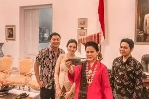 5 Potret baby bump Selvi Ananda saat berkebaya, anggun memesona