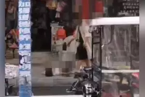 Cewek menikam pacarnya setelah kesal diejek terlalu gendut