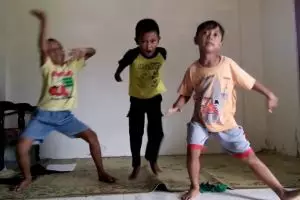 10 Aksi lucu bocah joget, semangatnya bikin pengen ikut goyang