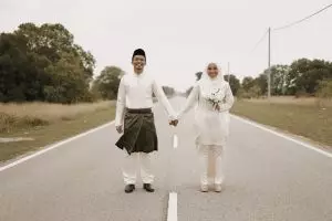 Mobil mogok saat akan prewedding, yang dilakukan pasangan ini unik