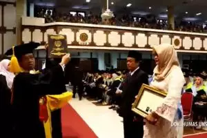 Kisah haru orangtua gantikan mendiang putrinya wisuda di UNS