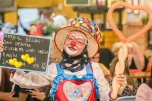 Perempuan ini kerja part time jadi badut, alasannya bikin salut