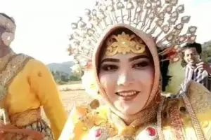 Viral pengantin jalan kaki lewati sawah, bukti kesederhanaan cinta