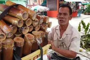 Kisah pria tuna netra jual nasi ketan demi biaya pengobatan istri
