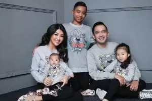 Sudah punya anak kandung, 3 seleb ini putuskan mengadopsi anak