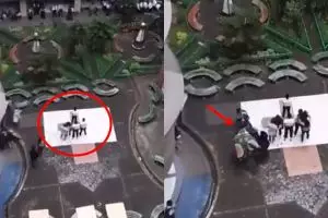 Viral maba salat di tengah hujan, aksi panitia ospek bikin salut