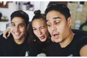 Potret kedekatan 5 seleb dan saudara kembar, kompak abis