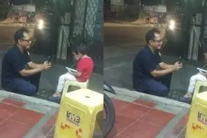Dapat pelanggan uang ngepas, aksi tukang servis HP ini bikin haru