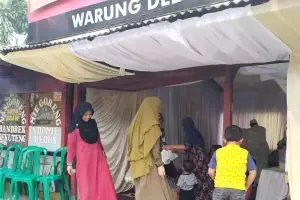 Rumah digusur, pasangan ini gelar pesta pernikahan di warung