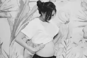 Hamil anak kembar, ini 6 gaya Syahnaz pamer baby bump