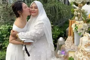 7 Potret ibu Via Vallen yang mencuri perhatian