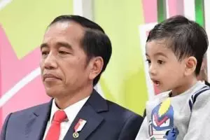 Temani Jan Ethes, Jokowi dan keluarga kompak kenakan baju putih