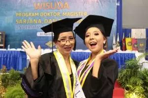 Kisah Lala anak berkebutuhan khusus yang jadi lulusan termuda UNY