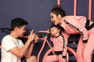 10 Momen di balik layar saat seleb jalani pemotretan, unik 