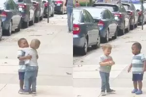 Video dua bocah laki-laki berpelukan di jalanan ini bikin haru