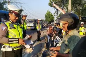 Razia lalu lintas mertua sendiri, aksi polisi ini bikin salut