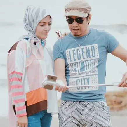 Jarang tersorot, 8 ini potret kedekatan Ian Kasela bareng keluarga