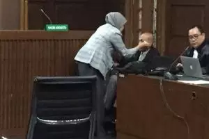 Istri menangis dan peluk Kivlan Zen saat jalani sidang perdana