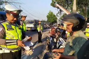 3 Cerita unik polisi saat razia lalu lintas, tilang istri sendiri