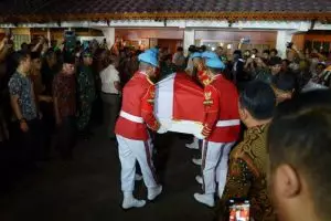 Deretan seleb dan pejabat negara sambut jenazah BJ Habibie di rumah