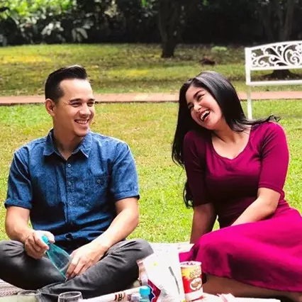 8 Potret kedekatan Ochi Rosdiana &amp; Rionaldo, pemain Orang Ketiga