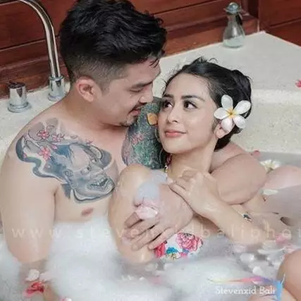 10 Seleb ini pemotretan di bathtub, posenya bikin susah kedip