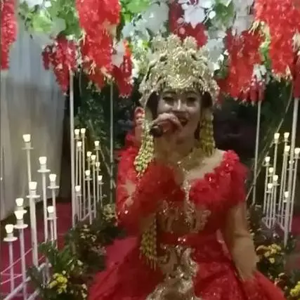 Viral, ini sosok pengantin yang nyanyi di pernikahannya sendiri