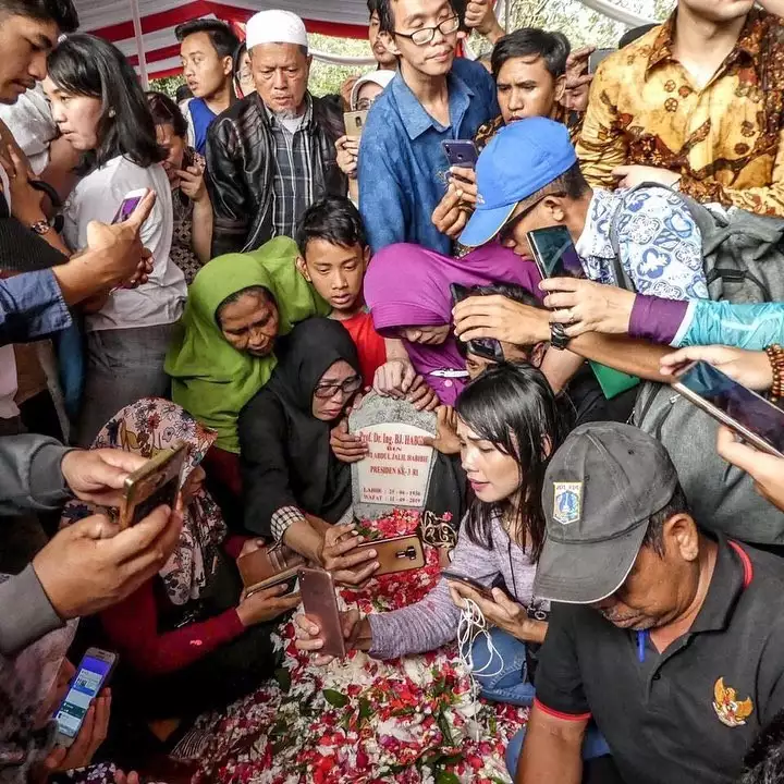 Warga berebut selfie di makam BJ Habibie, Anggun C Sasmi mengaku sedih