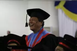 Kisah Soejoto, wisuda usia 71 tahun & raih predikat cumlaude
