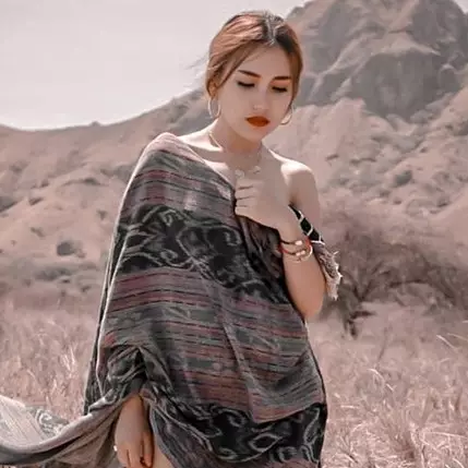 5 Gaya Ayu Ting Ting saat liburan ini tuai cibiran, kenapa ya?