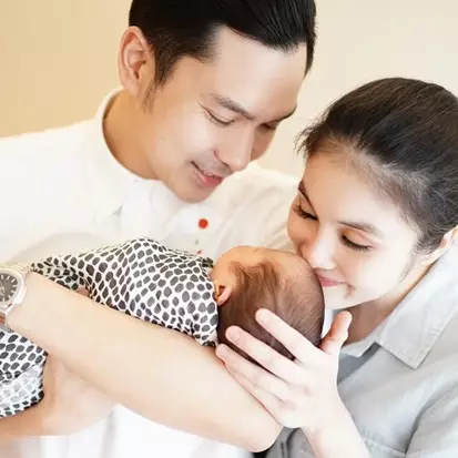 Tingkah gemas anak Sandra Dewi, Raphael Moeis bertemu adiknya