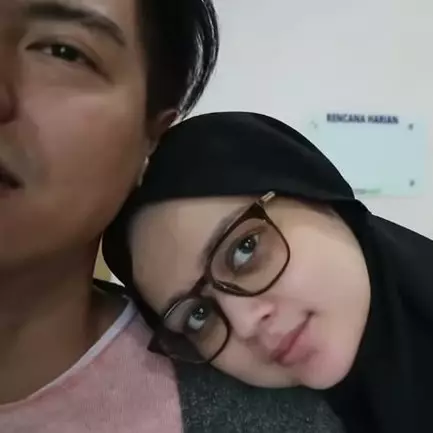 7 Momen Roger dampingi saat Cut Meyriska sakit, suami idaman