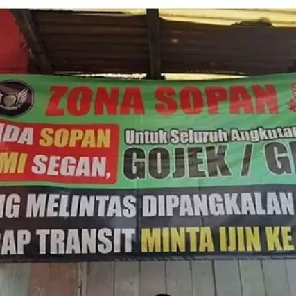9 Peringatan zona pangkalan ojek online ini bikin melongo