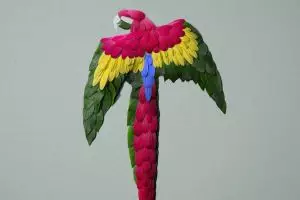 Mirip asli, 16 patung hewan ini dibuat dari bunga