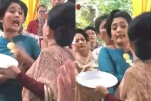 Viral emak-emak berantem di pesta nikah karena rendang, ini faktanya