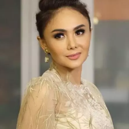 10 Padu padan kaus putih ala Yuni Shara ini simpel tapi tetap kece