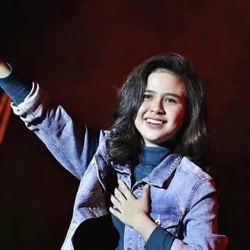 10 Potret Maizura, pemeran Vina di film Bebas yang jago nyanyi