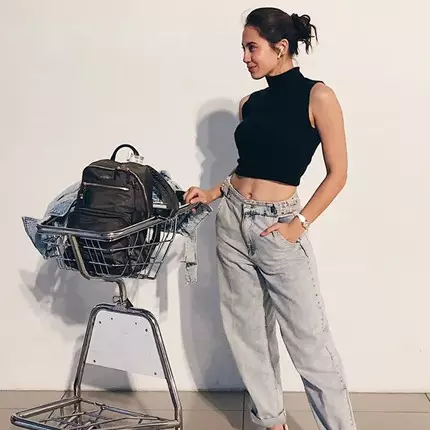 Penampilan 9 seleb cantik pamer perut six pack ini bikin iri